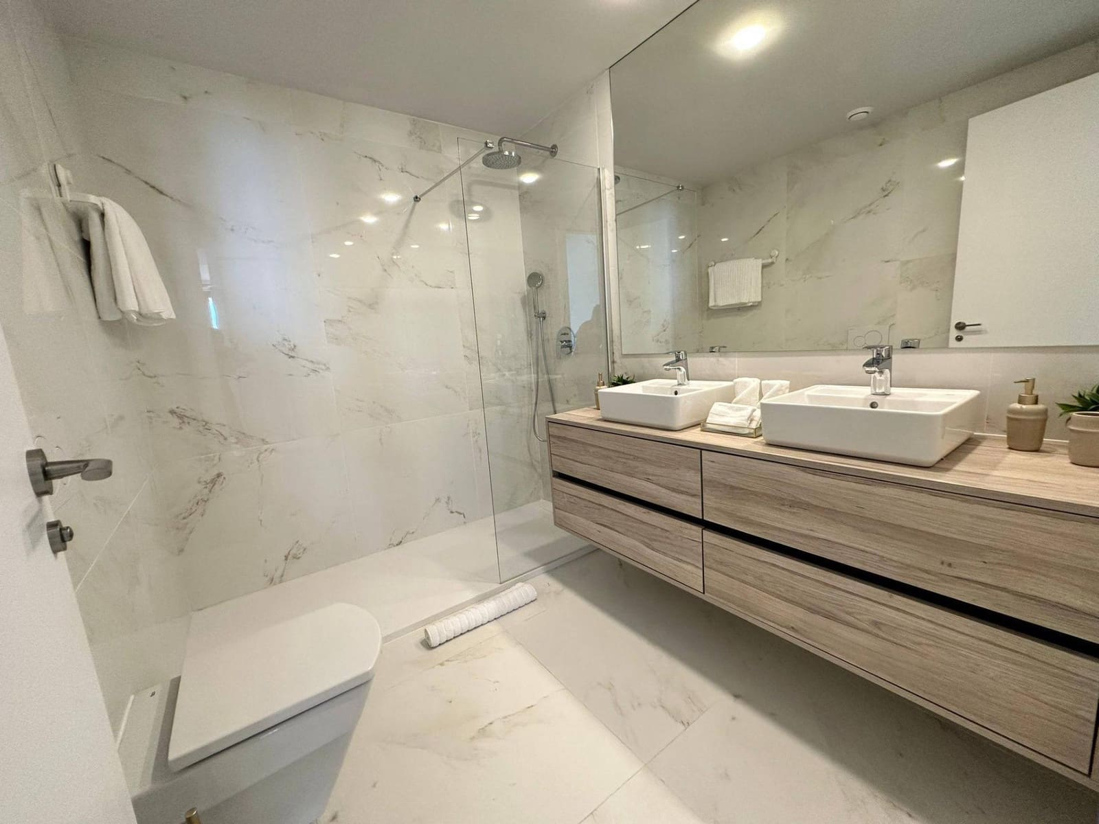 2 bedroom Apartment for sale in Benidorm with pool garage - € 538,000 (Ref: 9747816)