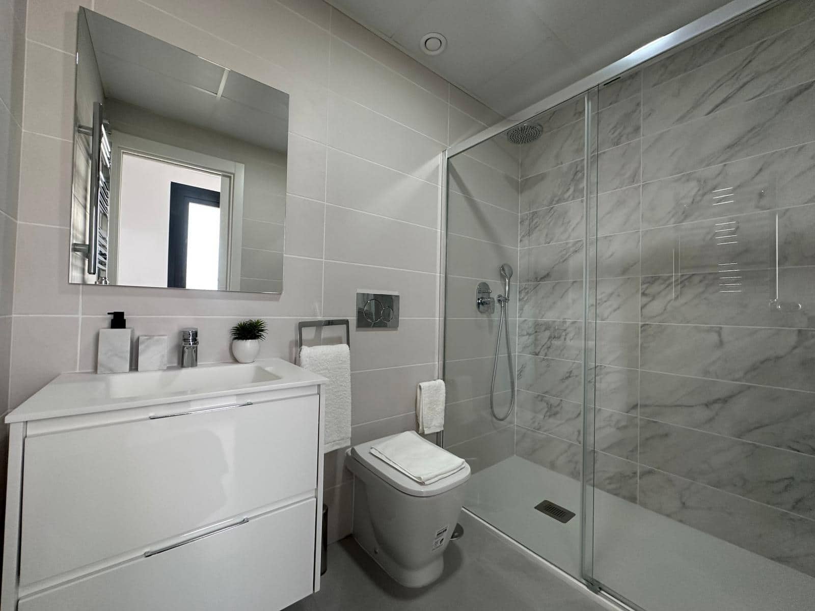 3 sypialnia Apartament na sprzedaż w Benidorm z basenem garażem - 573 000 € (Ref: 9747817)