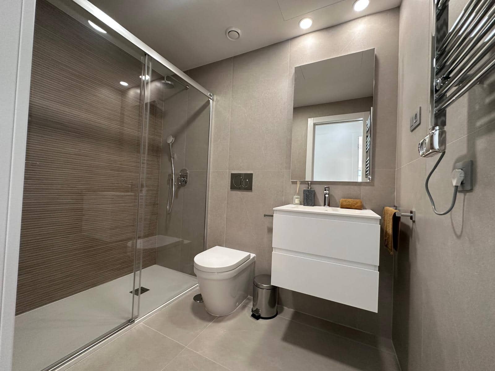 3 bedroom Apartment for sale in Benidorm with pool garage - € 880,000 (Ref: 9747825)