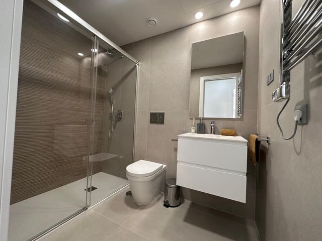 3 sypialnia Apartament na sprzedaż w Playa Poniente, Benidorm z basenem garażem - 880 000 € (Ref: 9747825)