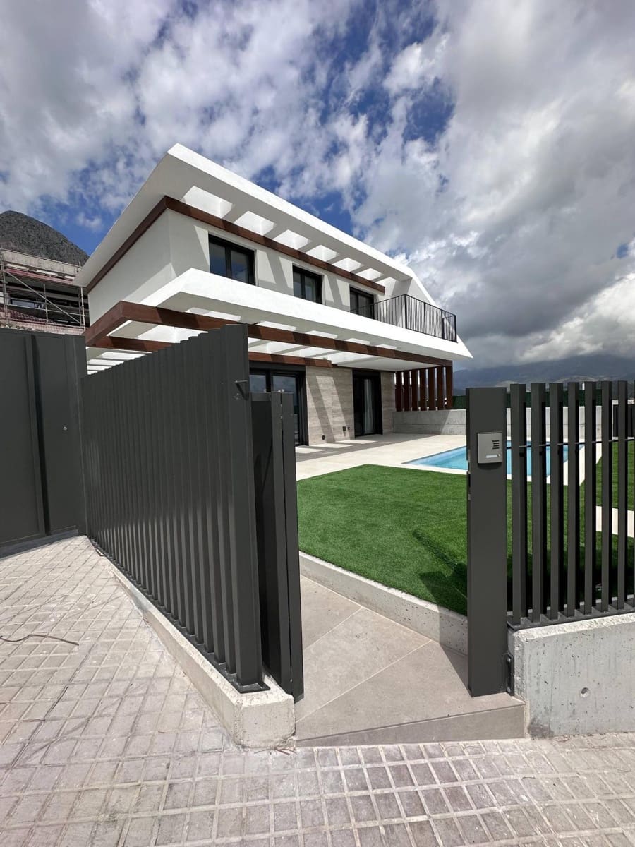 3 bedroom Villa for sale in Polop with pool - € 780,000 (Ref: 9820468)