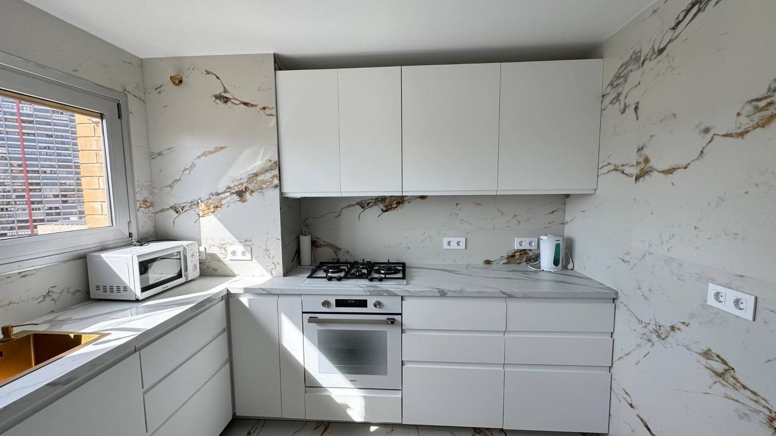 3 sypialnia Apartament do wynajęcia w Benidorm z basenem garażem - 2 000 € (Ref: 9829054)