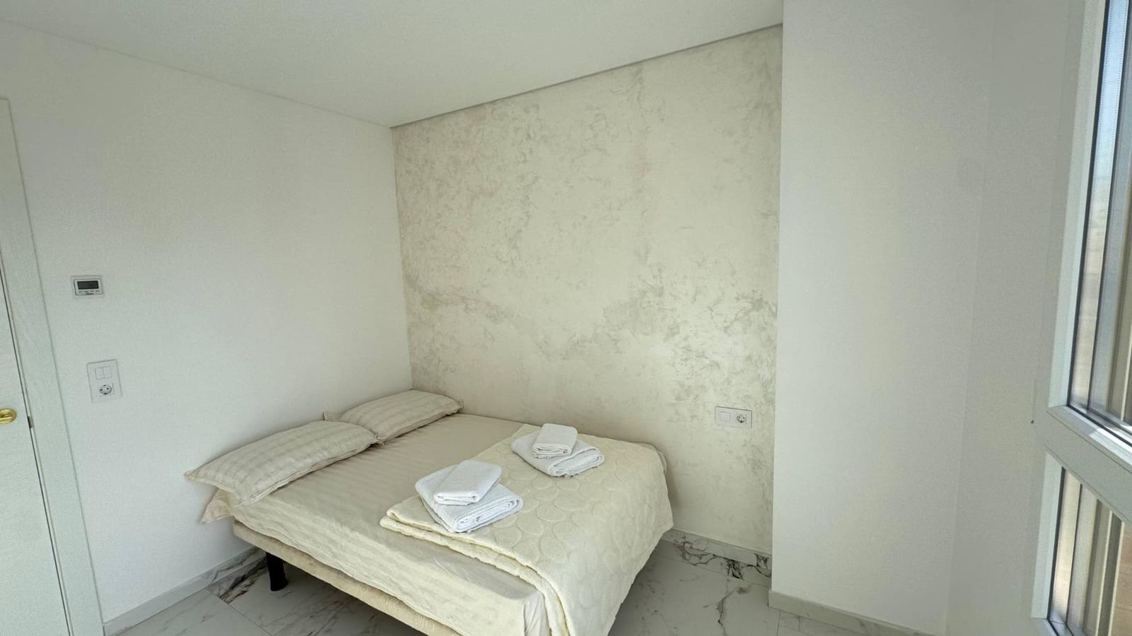 3 sypialnia Apartament do wynajęcia w Benidorm z basenem garażem - 2 000 € (Ref: 9829054)