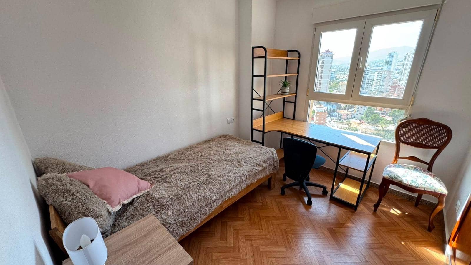 3 quarto Apartamento para arrendar em Benidorm com piscina garagem - 1 700 € (Ref: 9878762)