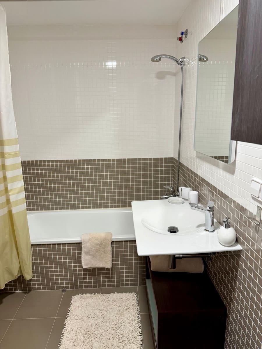 2 bedroom Apartment for rent in Benidorm with garage - € 2,500 (Ref: 9884757)