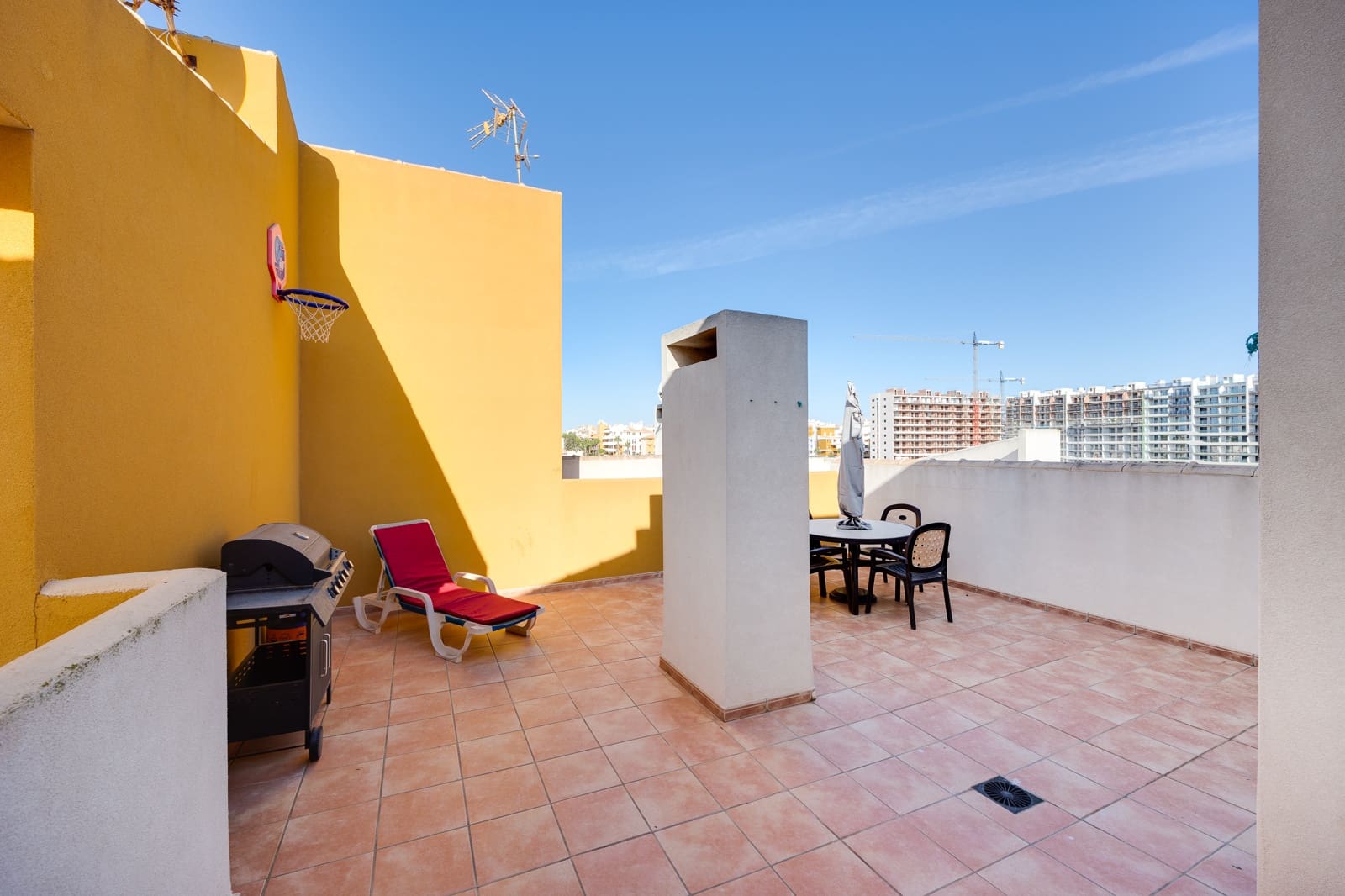 2 soveværelse Strandlejlighed til salg i Torrevieja med swimmingpool garage - € 282.000 (Ref: 9265565)