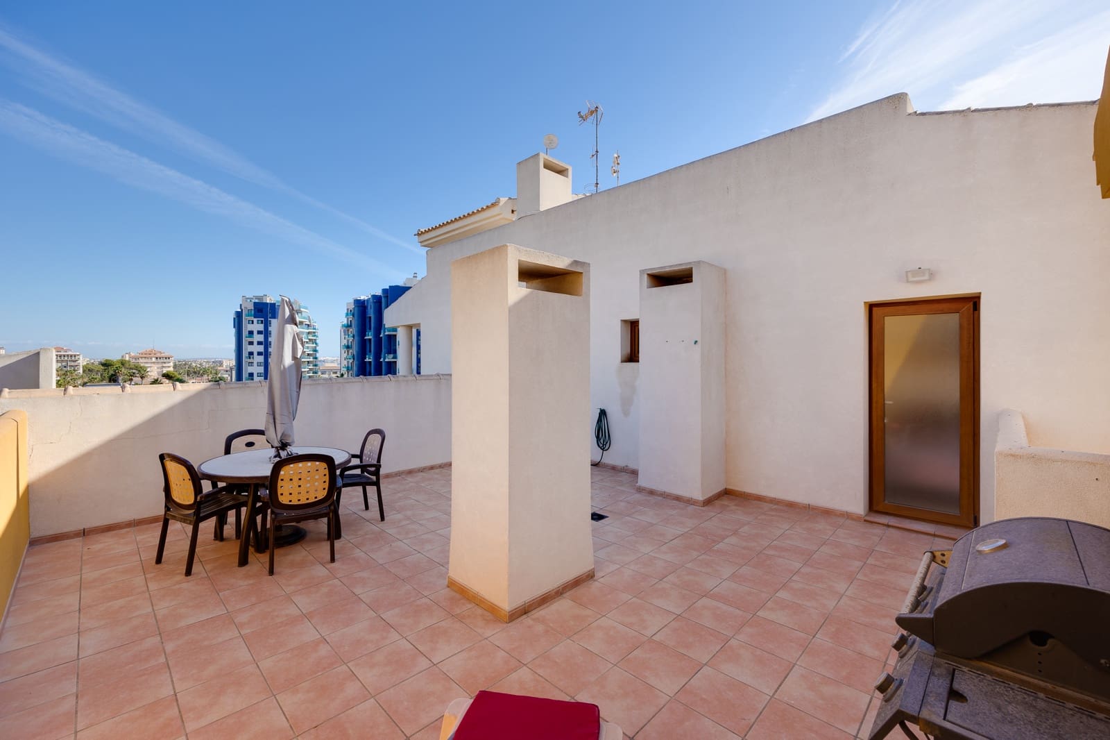 2 soveværelse Strandlejlighed til salg i Torrevieja med swimmingpool garage - € 282.000 (Ref: 9265565)