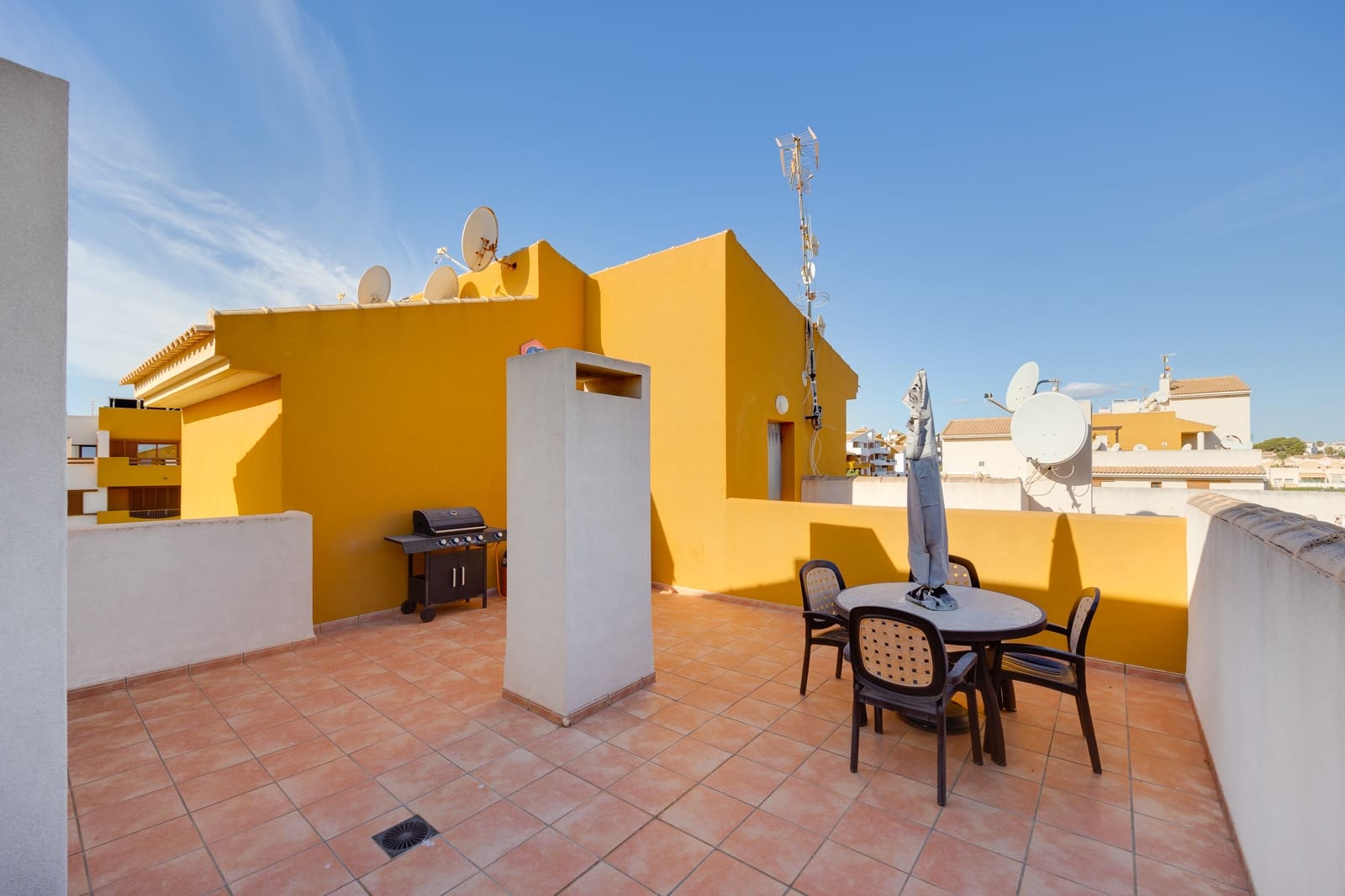 2 soveværelse Strandlejlighed til salg i Torrevieja med swimmingpool garage - € 282.000 (Ref: 9265565)