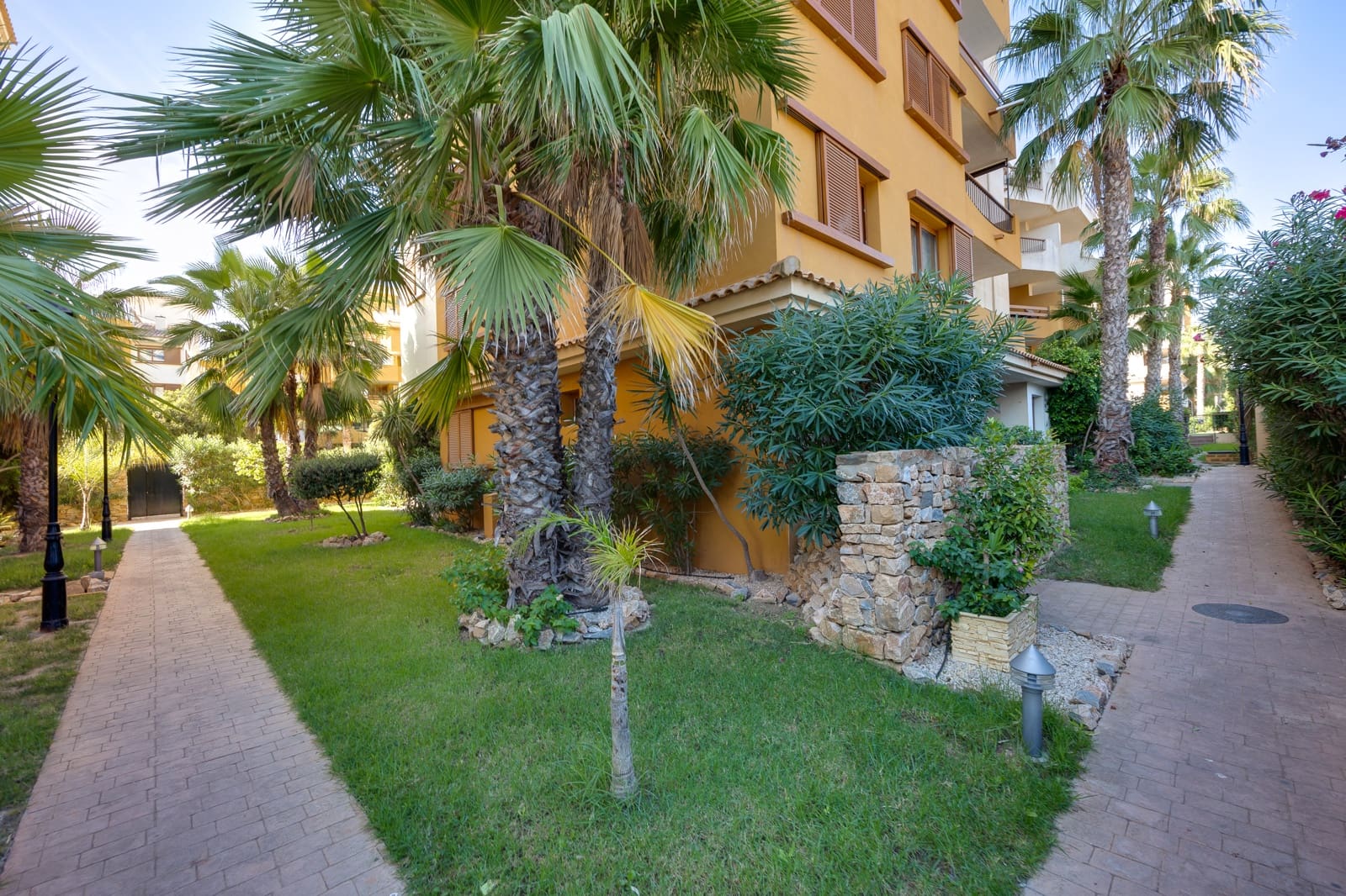 2 soveværelse Strandlejlighed til salg i Torrevieja med swimmingpool garage - € 282.000 (Ref: 9265565)