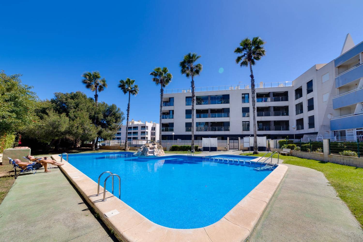 2 makuuhuone Ranta-asunto myytävänä paikassa Torrevieja - 249 900 € (Ref: 9307066)