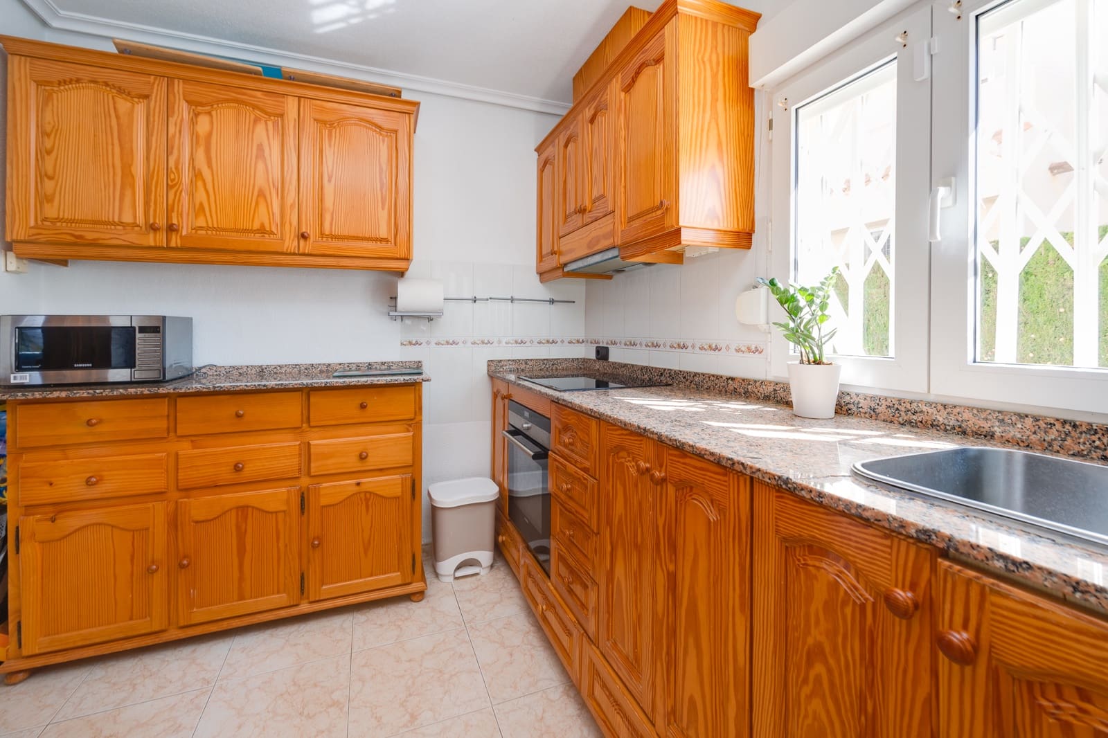 3 sypialnia Willa na sprzedaż w Orihuela Costa z basenem garażem - 395 000 € (Ref: 9826027)