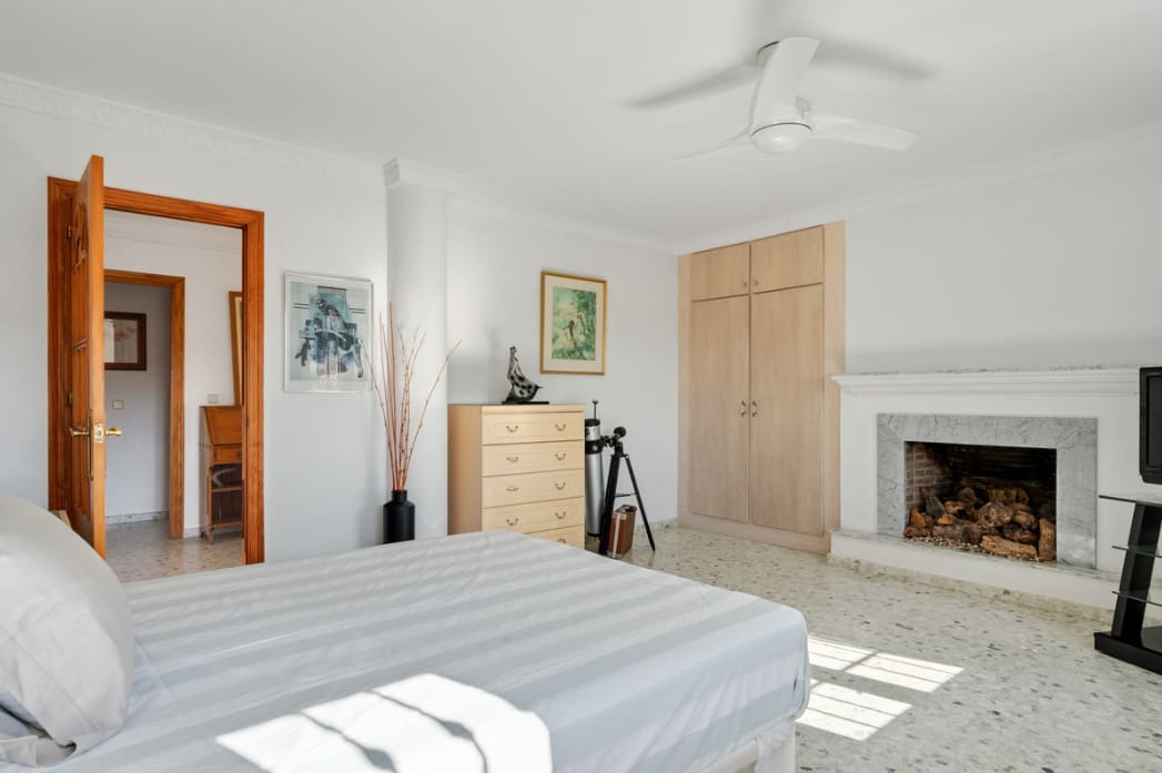 4 sypialnia Willa na sprzedaż w Estepona z basenem garażem - 850 000 € (Ref: 10005197)