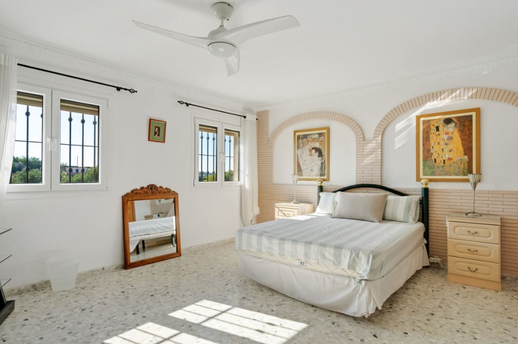 4 sypialnia Willa na sprzedaż w Estepona z basenem garażem - 850 000 € (Ref: 10005197)