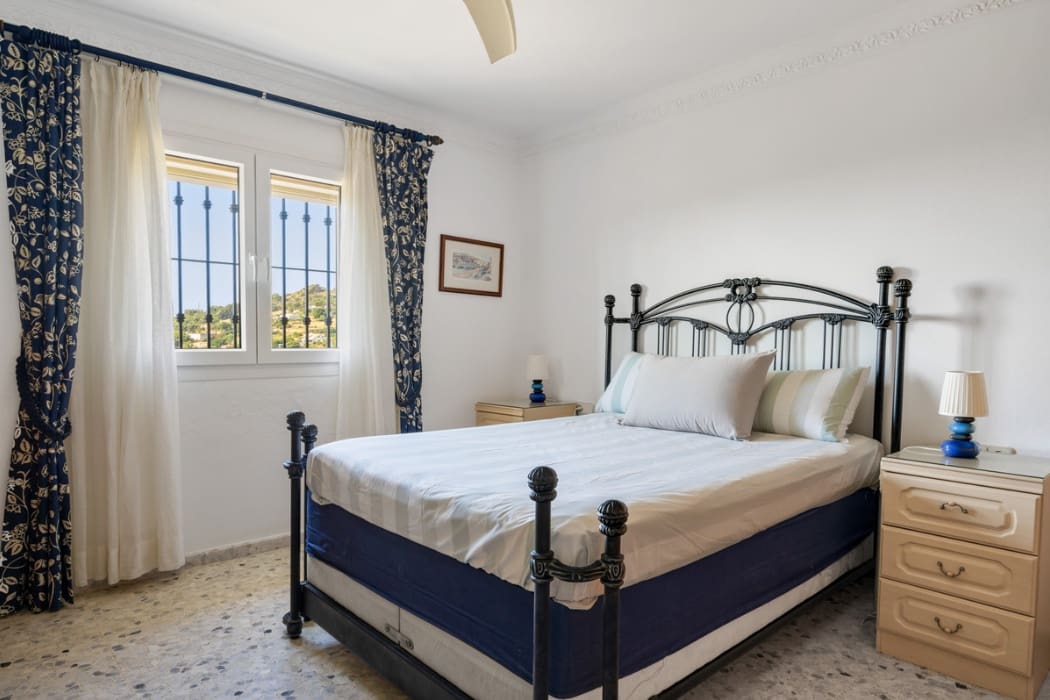 4 sypialnia Willa na sprzedaż w Estepona z basenem garażem - 850 000 € (Ref: 10005197)