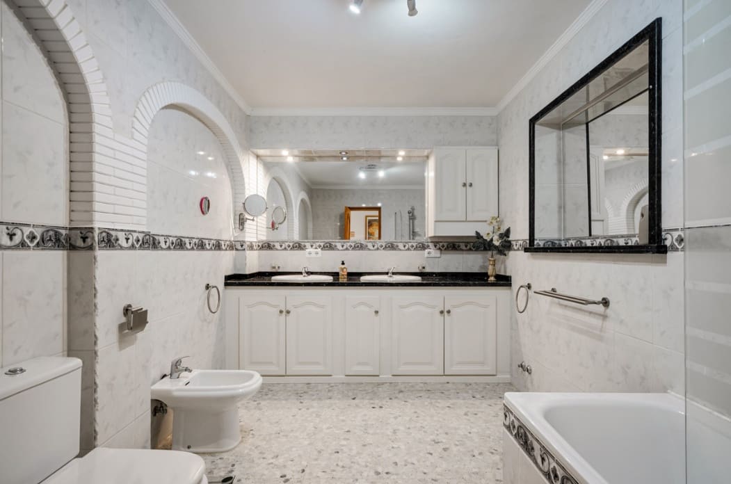 4 sypialnia Willa na sprzedaż w Estepona z basenem garażem - 850 000 € (Ref: 10005197)