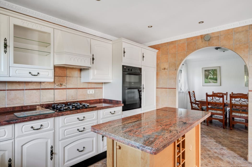 4 sypialnia Willa na sprzedaż w Estepona z basenem garażem - 850 000 € (Ref: 10005197)