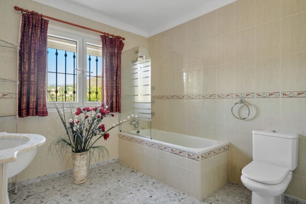 4 sypialnia Willa na sprzedaż w Estepona z basenem garażem - 850 000 € (Ref: 10005197)
