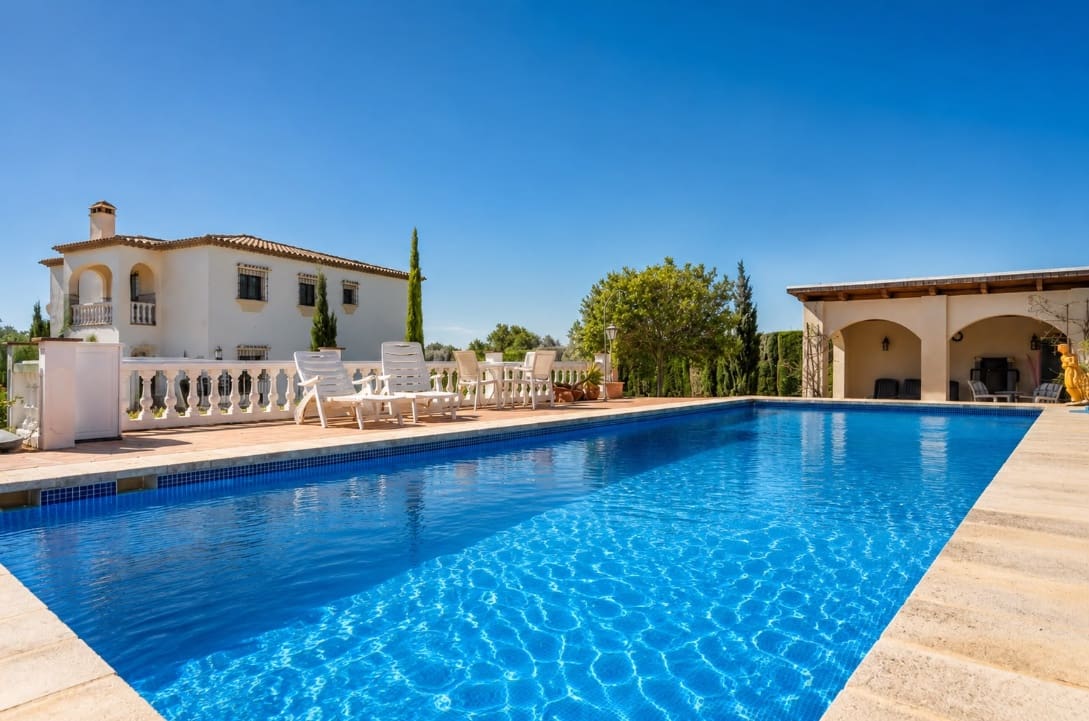 4 sypialnia Willa na sprzedaż w Estepona z basenem garażem - 850 000 € (Ref: 10005197)
