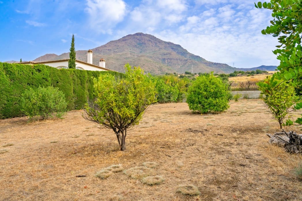 4 sypialnia Willa na sprzedaż w Estepona z basenem garażem - 850 000 € (Ref: 10005197)