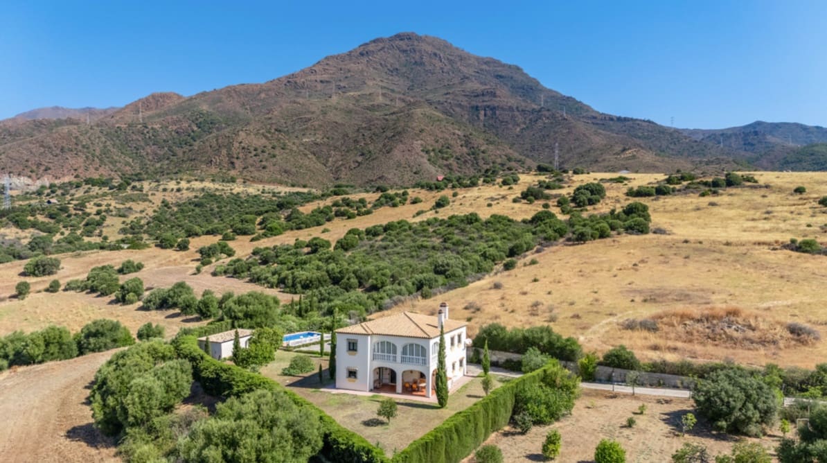 4 sypialnia Willa na sprzedaż w Estepona z basenem garażem - 850 000 € (Ref: 10005197)