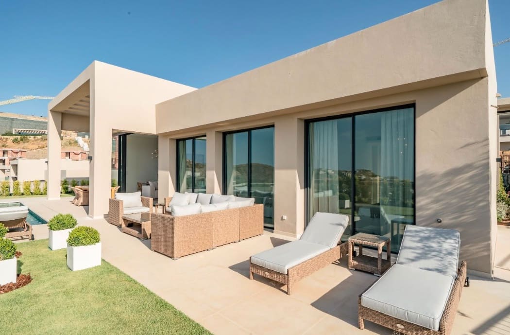 3 bedroom Villa for sale in Benahavis with pool garage - € 2,200,000 (Ref: 10015154)