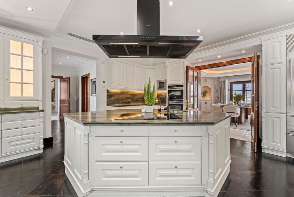 5 bedroom Villa for sale in Marbella with pool garage - € 4,750,000 (Ref: 10035001)