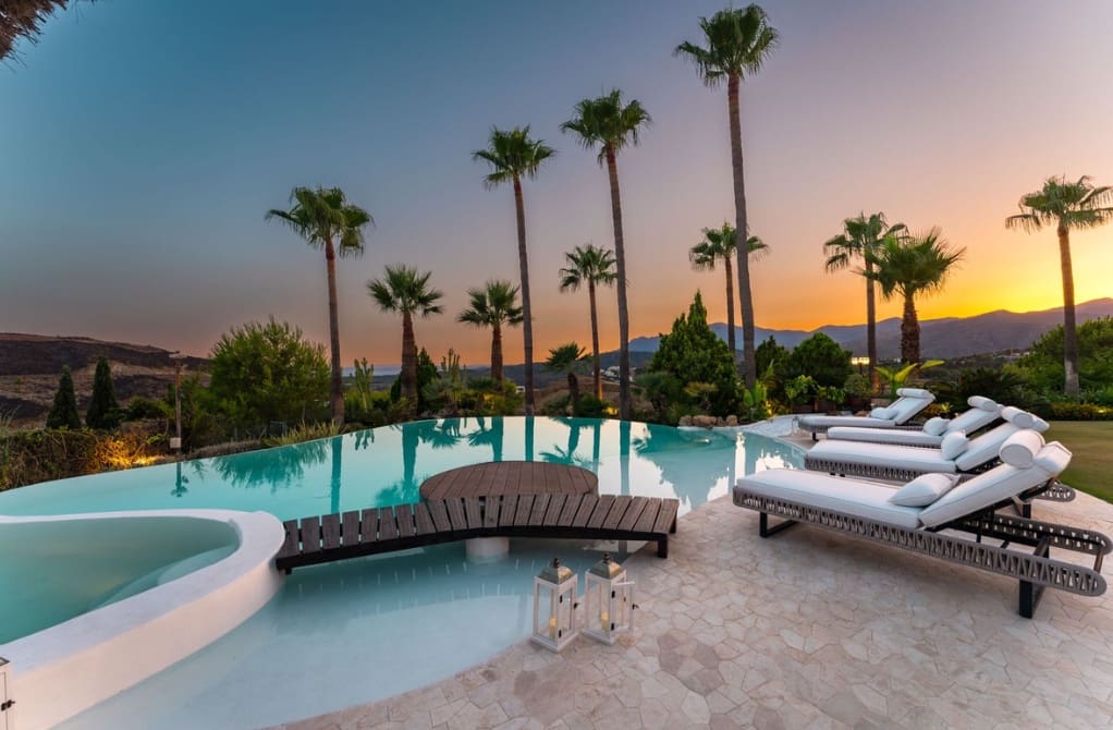 5 bedroom Villa for sale in Marbella with pool garage - € 4,750,000 (Ref: 10035001)