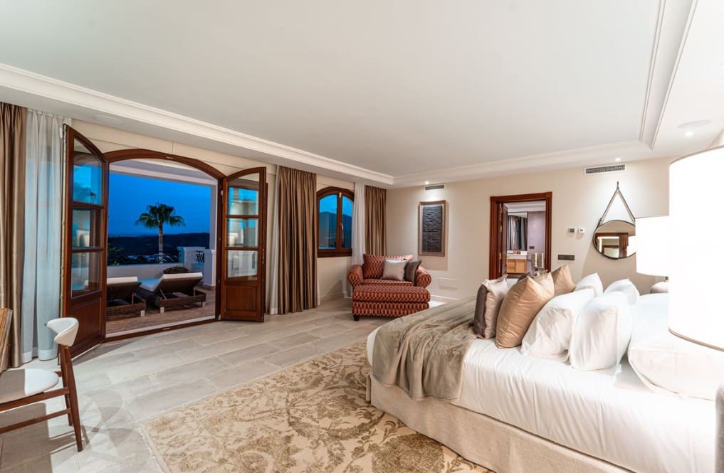 5 bedroom Villa for sale in Marbella with pool garage - € 4,750,000 (Ref: 10035001)