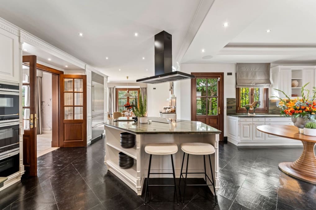 5 bedroom Villa for sale in Marbella with pool garage - € 4,750,000 (Ref: 10035001)