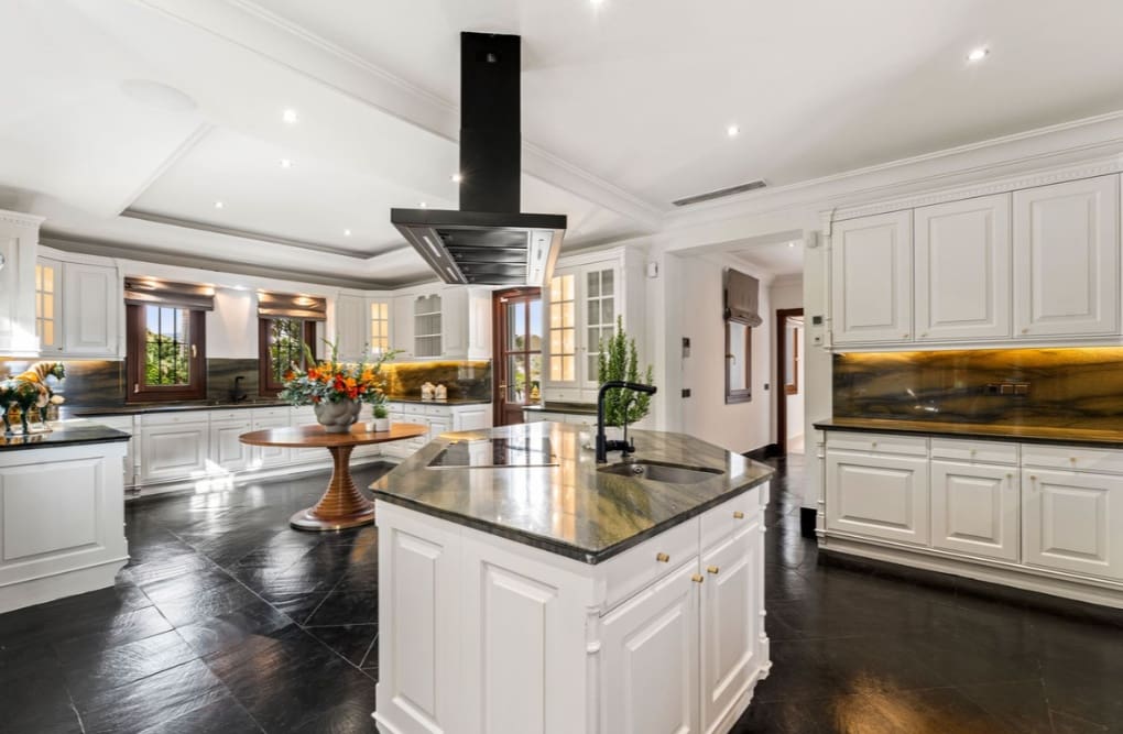 5 bedroom Villa for sale in Marbella with pool garage - € 4,750,000 (Ref: 10035001)