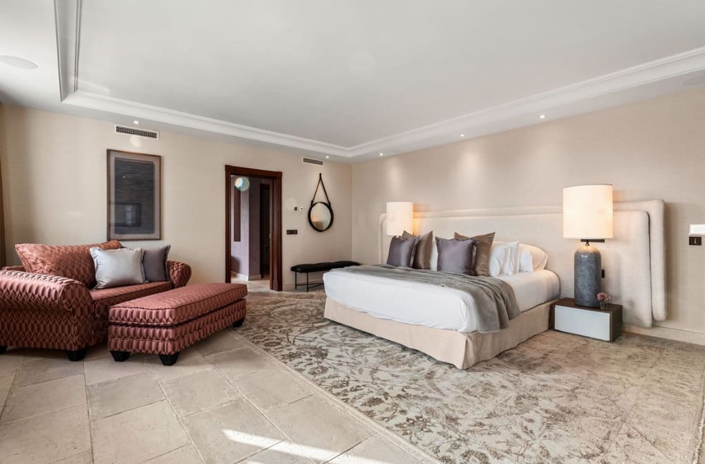 5 bedroom Villa for sale in Marbella with pool garage - € 4,750,000 (Ref: 10035001)