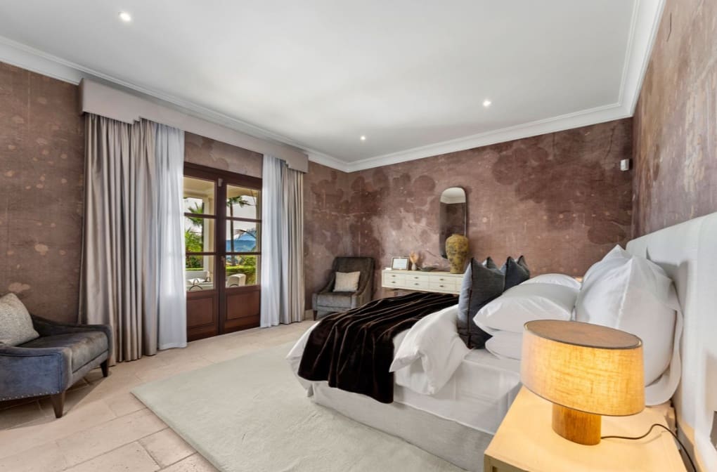 5 bedroom Villa for sale in Marbella with pool garage - € 4,750,000 (Ref: 10035001)