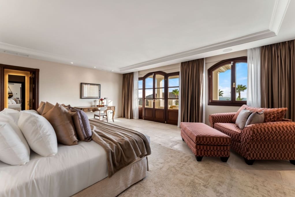 5 bedroom Villa for sale in Marbella with pool garage - € 4,750,000 (Ref: 10035001)