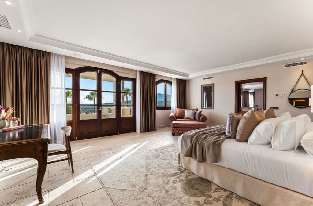 5 bedroom Villa for sale in Marbella with pool garage - € 4,750,000 (Ref: 10035001)
