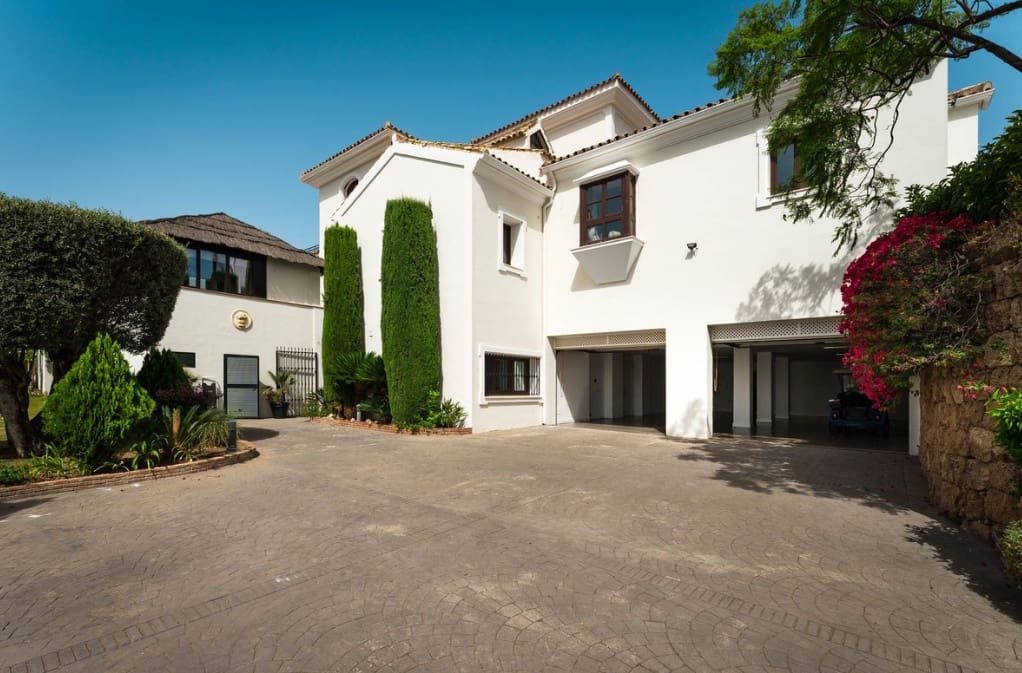 5 bedroom Villa for sale in Marbella with pool garage - € 4,750,000 (Ref: 10035001)