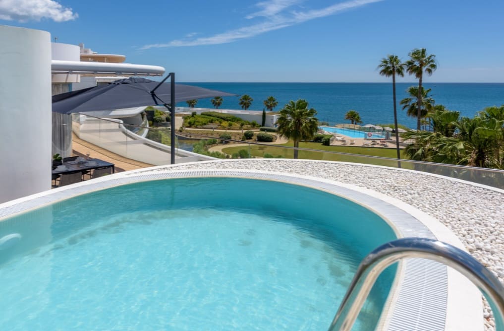 3 soverom Penthouse til salgs i Estepona med svømmebasseng garasje - € 2 490 000 (Ref: 10037080)