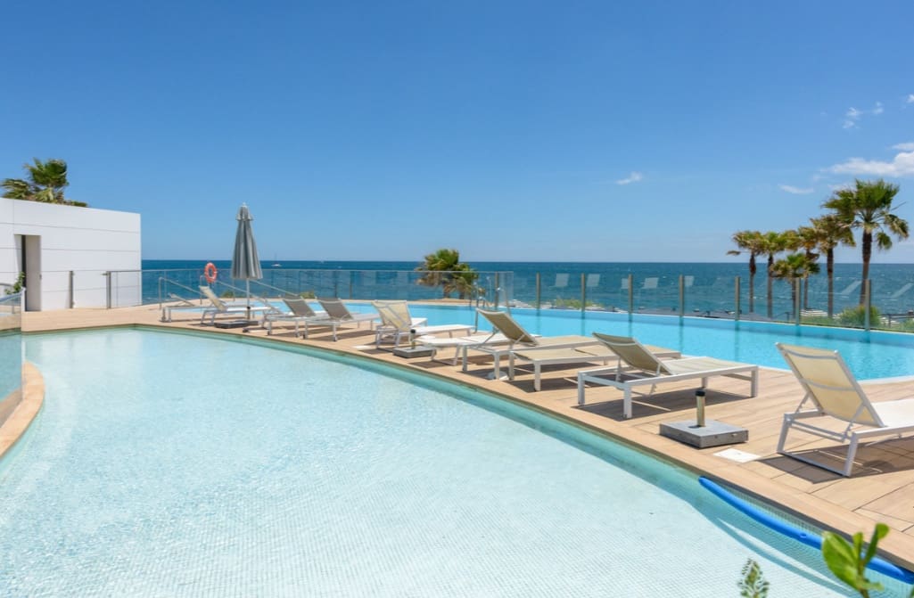 3 soverom Penthouse til salgs i Estepona med svømmebasseng garasje - € 2 490 000 (Ref: 10037080)