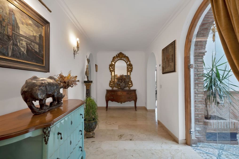 4 Zimmer Villa zu verkaufen in Marbella mit Pool Garage - 2.450.000 € (Ref: 10049996)