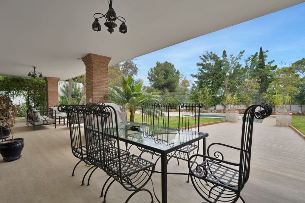 4 Zimmer Villa zu verkaufen in Marbella mit Pool Garage - 2.450.000 € (Ref: 10049996)