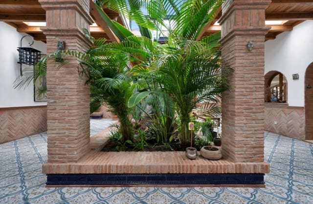 4 Zimmer Villa zu verkaufen in Marbella mit Pool Garage - 2.450.000 € (Ref: 10049996)