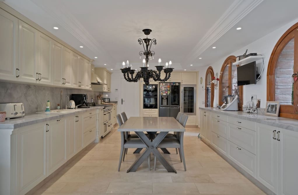 4 Zimmer Villa zu verkaufen in Marbella mit Pool Garage - 2.450.000 € (Ref: 10049996)
