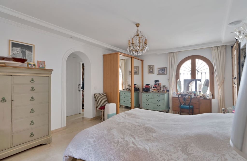 4 Zimmer Villa zu verkaufen in Marbella mit Pool Garage - 2.450.000 € (Ref: 10049996)