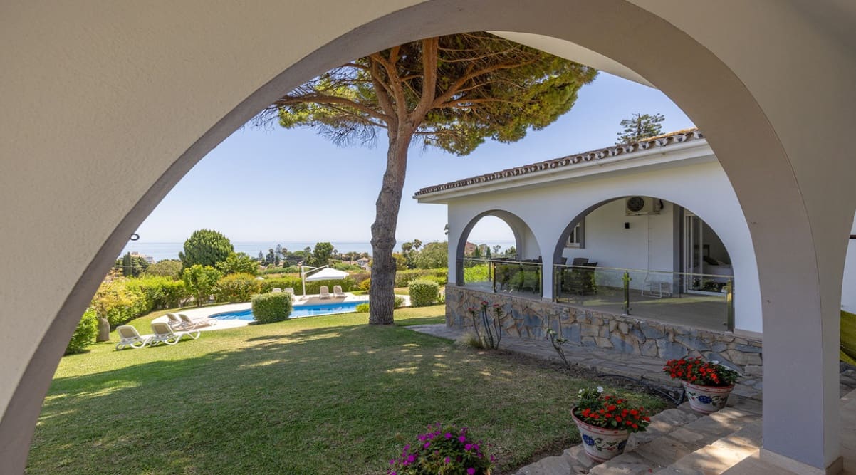 4 bedroom Villa for sale in Manilva with pool - € 1,100,000 (Ref: 10049997)