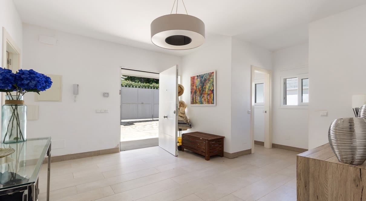 4 bedroom Villa for sale in Manilva with pool - € 1,100,000 (Ref: 10049997)