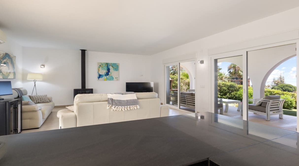 4 bedroom Villa for sale in Manilva with pool - € 1,100,000 (Ref: 10049997)