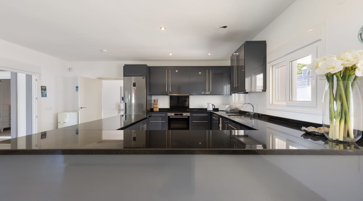 4 bedroom Villa for sale in Manilva with pool - € 1,100,000 (Ref: 10049997)