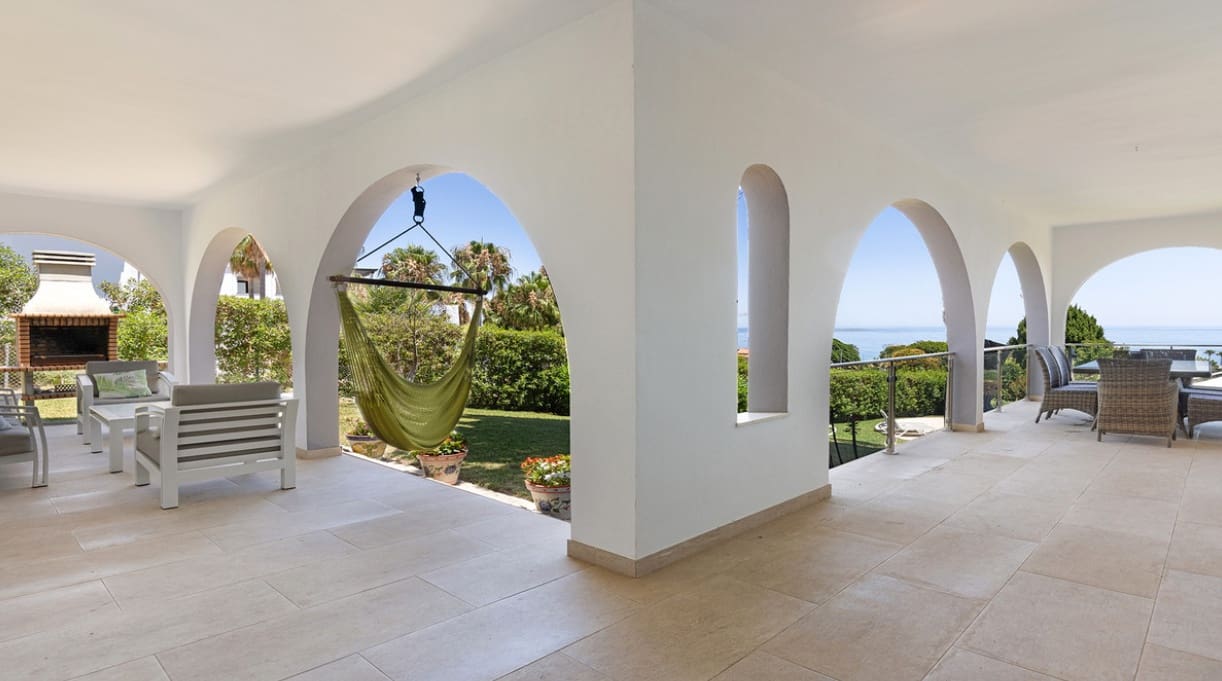 4 bedroom Villa for sale in Manilva with pool - € 1,100,000 (Ref: 10049997)