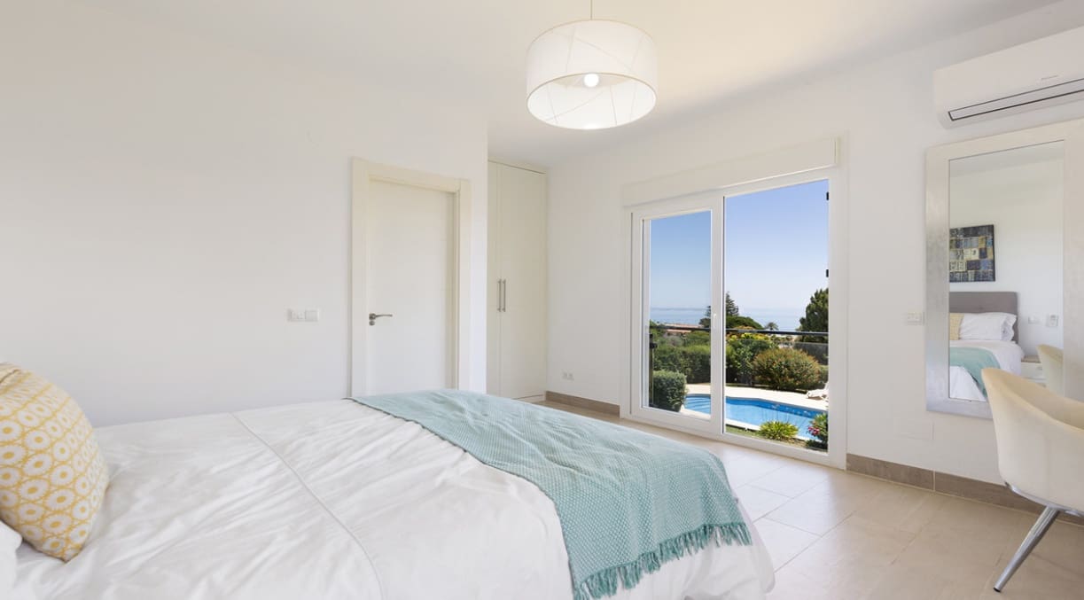 4 bedroom Villa for sale in Manilva with pool - € 1,100,000 (Ref: 10049997)