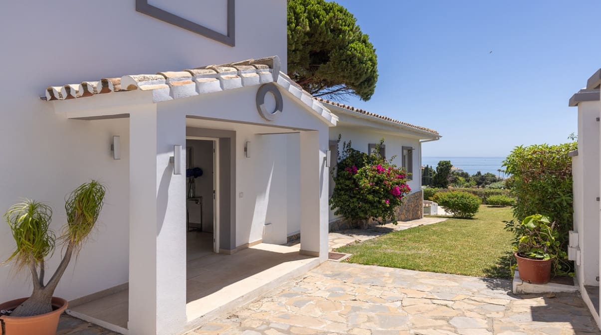 4 bedroom Villa for sale in Manilva with pool - € 1,100,000 (Ref: 10049997)