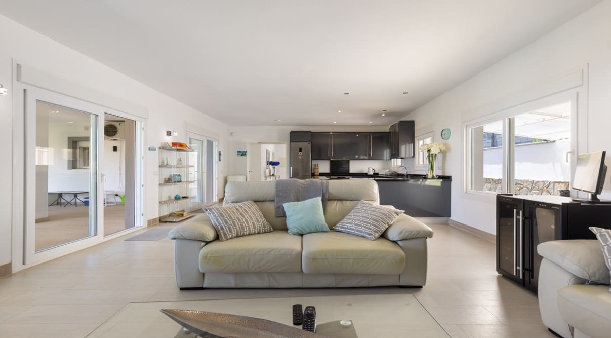 4 bedroom Villa for sale in Manilva with pool - € 1,100,000 (Ref: 10049997)